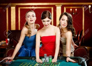 1999540857_17824592-trois-femmes-jouant--la-roulette-pari--la-maison-de-jeu.thumb.jpg.ef6c3cac40be329acfec04ac678e1565.jpg