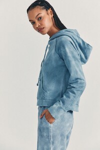 20210111_Ecom_TNorthcut_SHOT12-LK322-332-ANAROSAHOODIE-WASHEDDENIMHANDDYE-0833.jpg