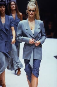 2031660339_Fendi-Spring-1993-Karen-Mulder(6).thumb.jpg.66724e11b19d2a2a16da631c6e97c8aa.jpg