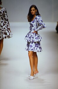 2034732211_EmanuelUngaroCoutureSpring1995(12).thumb.jpg.9f9934d151d83d43c57ff2de03fb2e51.jpg