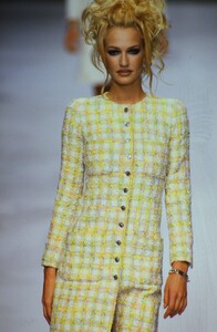 2035883246_chanel-ss-1996-karen-mulder(3).thumb.jpg.ae5baf78bfc09b8005844c9f7aa7fb88.jpg