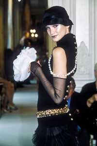 2039167429_Chanel1996HauteCoutureFall(6).thumb.jpg.53a7ed98d15b854233be6f44e804b084.jpg