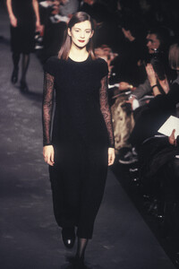 2040988324_DriesVanNoten1995WomenRTW9.thumb.jpg.1fb19984f693c539ba8ec815adbb0444.jpg