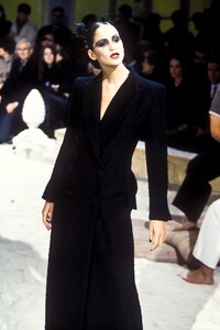 2051783294_JohnGalliano1995WomenRTW25.thumb.jpg.6cee3d6752546450cf113f4f742b54da.jpg