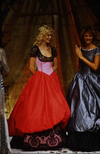 2087737859_ValentinoCoutureFall1994(42).thumb.jpg.dbd9f3b40f88cf7d0acc92a4a0d9b3ac.jpg