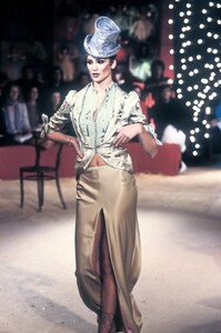 2091279945_JohnGalliano1997WomenRTW35.thumb.jpg.28fcf0d5cac87ec79678ca3007ee6e60.jpg