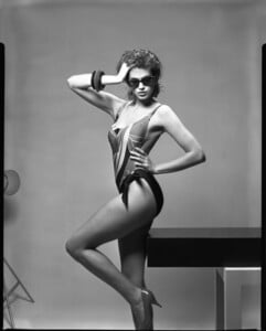 1985-05-20_013+Cindy+Crawford+BW+Swim.jpg