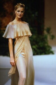 221337963_ValentinoCoutureSpring1994(6).thumb.jpg.07cf38c966c34f3ae294d18e03a0c63d.jpg