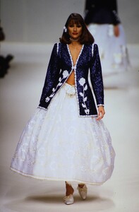 228211045_EmanuelUngaroCoutureSpring1995(9).thumb.jpg.4afe78febeaa9a7b868ae023bce3ef99.jpg