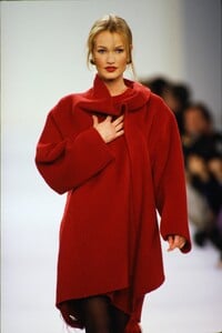 23011730_OscardeLaRentaFall1994(1).thumb.jpg.b46e7a2827a81065c9bfa020d66dd32e.jpg