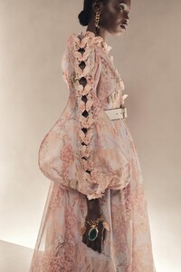 madamefigaro backstage-defile-zimmermann-printemps-ete-2021-new-york-coulisses-14.jpg