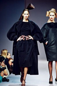 270421150_Balenciaga1995WomenRTW11.thumb.jpg.be7fdf36040b2c55ea50d7a53bae8d37.jpg