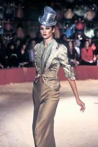 273289409_JohnGalliano1997WomenRTW36.thumb.jpg.47b81bb6e0d8b887228fbf8077a375ab.jpg