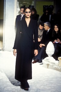 275094997_JohnGalliano1995WomenRTW24.thumb.jpg.7a9865efe261c235e580ef9c414c9253.jpg