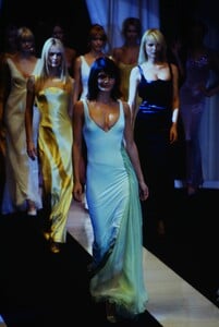 27517979_versace-fall-1995(49).thumb.jpg.707deab5f582cee3b5f41f72b1c9803a.jpg