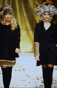 27676295_ValentinoCoutureFall1994(23).thumb.jpg.706f82f46e8ed96c7ef4396351744142.jpg