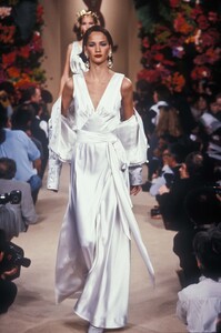 304000323_YvesSaintLaurent1995HauteCouture194.thumb.jpg.65e0db5113812222abbc1d7ea867f77f.jpg