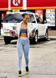 34884530-8882989-Taking_a_break_As_she_flashed_her_gym_honed_physique_in_a_tiny_s-m-1_1603825824927.jpg