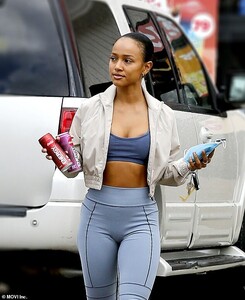 34884532-8882989-Energy_Boost_As_the_end_of_daylight_savings_approaches_actress_K-a-7_1603821506849.jpg