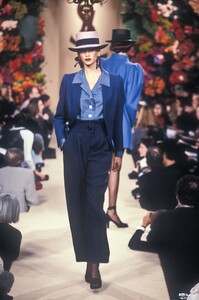 358099165_YvesSaintLaurent1995HauteCouture29.thumb.jpg.af75df76113b46d6e12814e80a2f097c.jpg