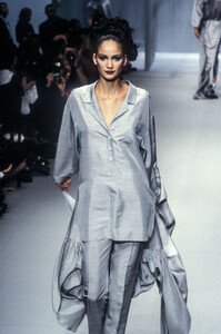 377321830_KarlLagerfeld1996WomenRTW23.thumb.jpg.022382b9d9c28beff04667b5e4ead9ec.jpg