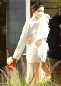 38819096-9217917-Leggy_legend_She_carried_what_appeared_to_be_a_cream_jacket_that-m-121_1612338239672.jpg