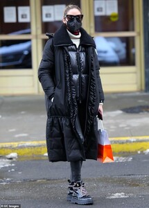 39202202-9253359-Snow_day_Olivia_Palermo_looked_chic_as_ever_when_she_took_a_stro-m-11_1613125909415.jpg