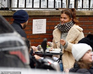 39321164-9263093-Al_fresco_dining_Helena_Christensen_was_spotted_on_an_outdoor_br-a-42_1613414343846.jpg