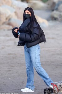 39378316-9268095-Casual_Travis_matched_her_reserved_look_with_a_black_graphic_swe-a-52_1613536400102.jpg