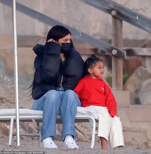 39378320-9268095-Staying_warm_The_Keeping_Up_With_The_Kardashians_star_beat_back_-a-43_1613536314887.jpg