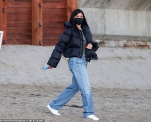 39378330-9268095-Long_hair_don_t_care_Kylie_appeared_to_have_her_extensions_on_an-a-51_1613536390825.jpg