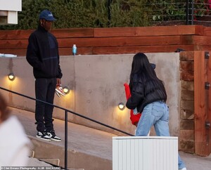 39378336-9268095-Doting_father_While_Stormi_kept_her_shoes_off_Travis_kindly_carr-a-47_1613536356391.jpg