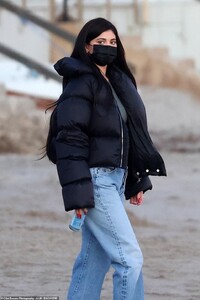39378346-9268095-Eye_catching_Kylie_brightened_up_her_look_with_simple_white_trai-a-57_1613536461047.jpg