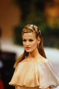 394283464_ValentinoCoutureSpring1994(4).thumb.jpg.1ebc4fa185d09851fb9f4b38a42a6a46.jpg