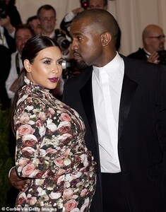 39507302-9279847-In_May_2013_the_power_couple_attend_the_Met_Gala_together_she_is-a-33_1613792946814.jpg