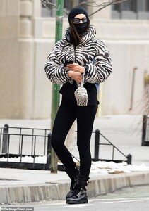 39630018-9287773-Animal_instincts_Irina_Shayk_looked_wild_while_wearing_a_puffy_z-m-21_1614015303429.thumb.jpg.8f0564de838e7453f9e288f86ebf49dd.jpg