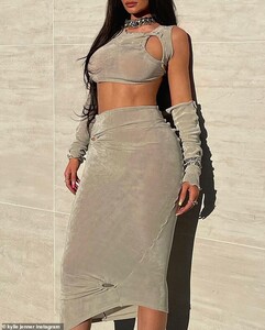 39676562-9291789-Making_it_happen_Kylie_fired_up_her_Instagram_page_this_Tuesday_-a-17_1614104694880.jpg