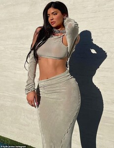 39676566-9291789-Glamour_queen_The_cosmetics_tycoon_wore_a_collar_style_necklace_-a-8_1614112978452.jpg