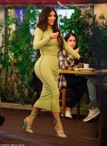 39728882-9296767-Happiest_girl_at_the_party_Kim_Kardashian_looked_positively_stun-a-388_1614206990915.jpg