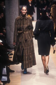 410551365_Fendi1996WomenRTW128.thumb.jpg.995fbadaa38ed468904419ed1ce56d19.jpg