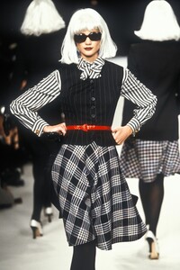 417582332_EmanuelUngaro1995WomenRTW10.thumb.jpg.cab5f3e860a09671c5b60b3a57d67f23.jpg