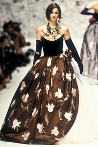 423349691_EmanuelUngaro1995HauteCouture98.thumb.jpg.f522afb6e53964b25ba48f91d07b9ff8.jpg