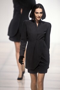 433663664_GiorgioArmani1991WomenRTW36.thumb.jpg.20075b18381717378b9f6803ed3324aa.jpg