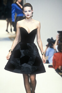 452043526_Givenchy1995HauteCouture85.thumb.jpg.9e4fbcaa6d5b84d0e86e084ed2f63d56.jpg