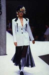 456895373_Fendi-Spring-1993-Eva-Herzigova(1).thumb.jpg.0e3212b987fa7443f1c980d97da3f1d2.jpg