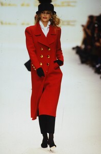 470411103_oscar-de-la-renta-fw-1992(3).thumb.jpg.9773343864eaf3112aefe8e941a12570.jpg