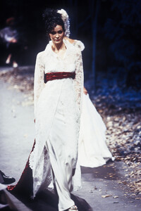 472462038_Givenchy1996HauteCouture71.thumb.jpg.daa393e1ba191f3d9d6a84c0b2af246e.jpg