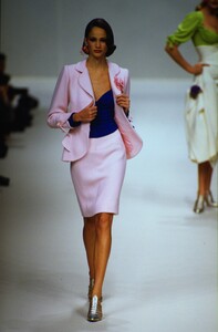 475133652_EmanuelUngaroCoutureSpring1995(8).thumb.jpg.49a2e9169c5b14f9476a1f4efd04e090.jpg