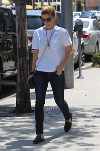 49862787_hqcelebcorner-6.jpg
