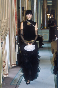 507299393_Chanel1996HauteCoutureFall(5).thumb.jpg.88a1938c1c2caa0958dc70a11b5ea353.jpg